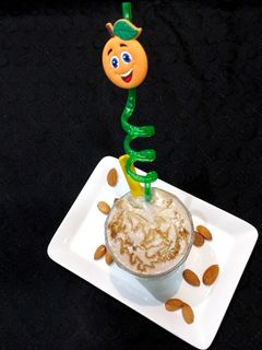 चिक्कु मिल्क शेक (Chikoo milk shake recipe in marathi) रेसिपी चे मुख्य फोटो 