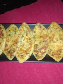 बिना स्टफिंग आलू पराठा (Without stuffing aloo paratha recipe in Hindi) रेसिपी मुख्य फोटो
