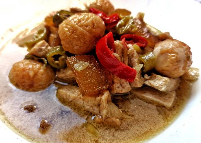 Sayur lombok isi tahu, telur puyuh dan cecek (kulit sapi)