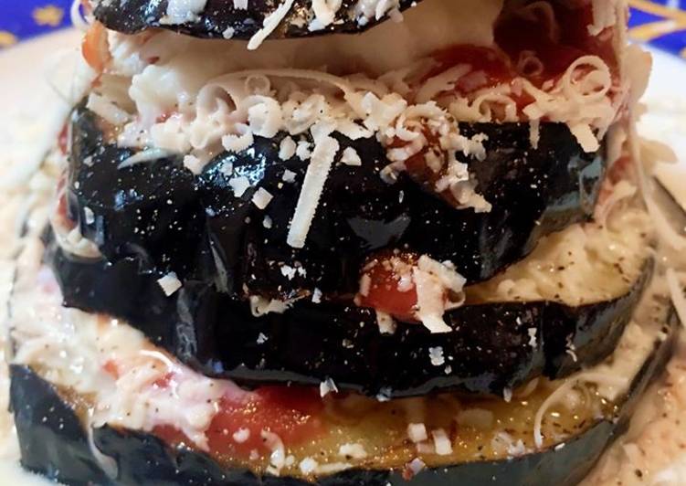 Torretta alla parmigiana con melanzane, cacioricotta e mozzarella di Bufala