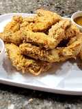 Alitas de pollo frito estilo KFC 🍗 acompañadas con salsa picante🌶️ y salsa de miel y mostaza 🍯