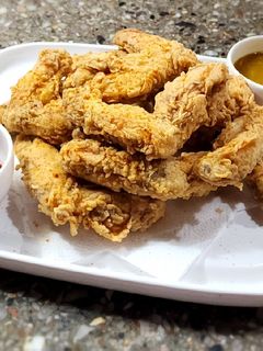 Una foto de Alitas de pollo frito estilo KFC 🍗 acompañadas con salsa picante🌶️ y salsa de miel y mostaza 🍯