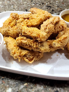 Una foto de Alitas de pollo frito estilo KFC 🍗 acompañadas con salsa picante🌶️ y salsa de miel y mostaza 🍯