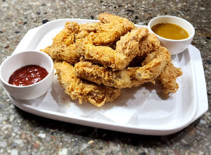 Una foto de Alitas de pollo frito estilo KFC 🍗 acompañadas con salsa picante🌶️ y salsa de miel y mostaza 🍯