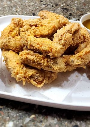 Una foto de Alitas de pollo frito estilo KFC 🍗 acompañadas con salsa picante🌶️ y salsa de miel y mostaza 🍯