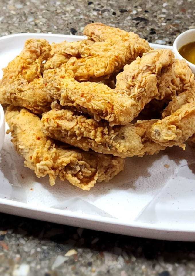 Una foto de Alitas de pollo frito estilo KFC 🍗 acompañadas con salsa picante🌶️ y salsa de miel y mostaza 🍯