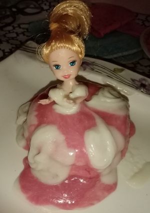 A picture of Marble doll cake without baking.