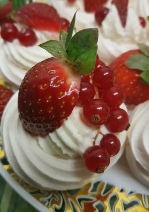 Une photo de Mini pavlova chantilly/fruits rouges