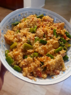 Una foto de Arroz chino keto con camarón y tocino (hecho con coliflor)