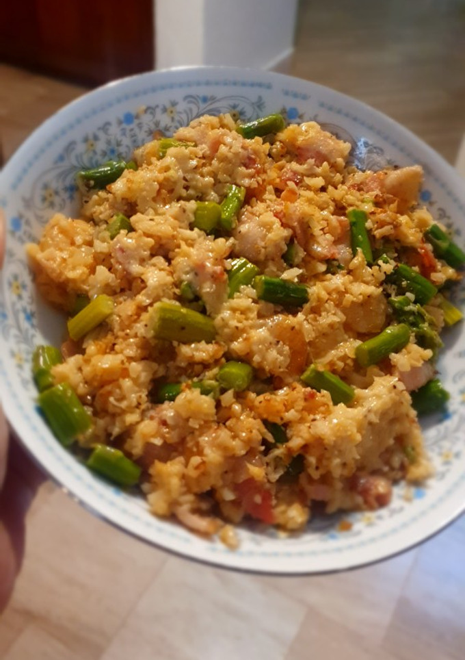 Una foto de Arroz chino keto con camarón y tocino (hecho con coliflor)