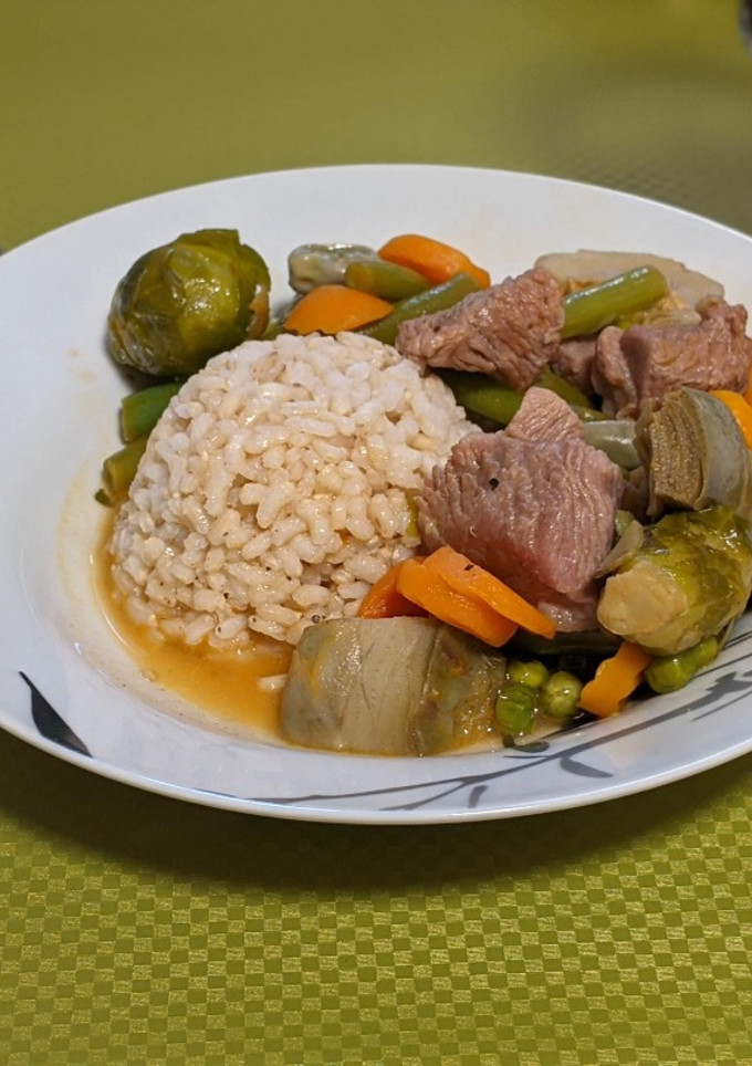 Una foto de Pavo con menestra de verduras