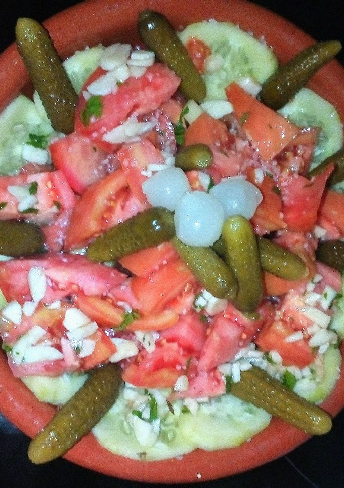 Una foto de Aliño de tomates y pepinos de mi huerto
