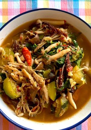 รูปของ แกงเผ็ดฟักทองเห็ดปลาย่างใส่ดอกงิ้ว🌶️🧄