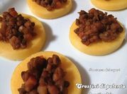 Una foto di polenta al forno pomodoro