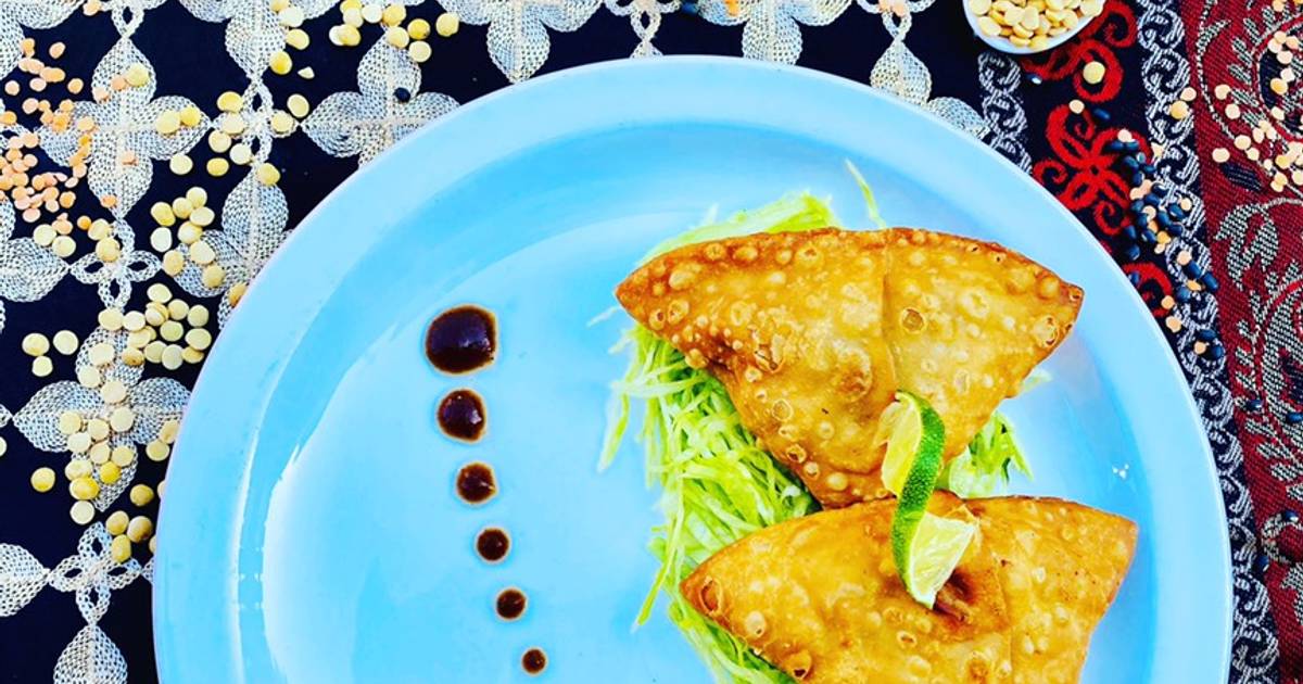 Homemade Fresh Samosa Served On Bed Of Lettuce With Tamarind Sauce And Limes Recipe By Pardeep Kaur Cookpad