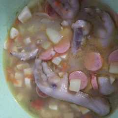 A picture of Sop Ceker Ayam Dengan Sosis.