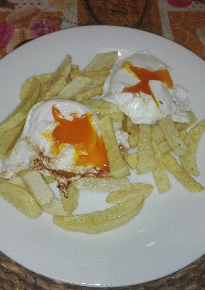 Una foto de Huevos rotos al estilo Lucio