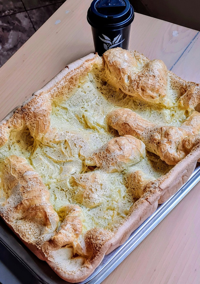 Una foto de Pan de queso montaña rusa 🇧🇷 Pão de queijo de assadeira 🇧🇷 Biscoito montanha russa com dicas 😉