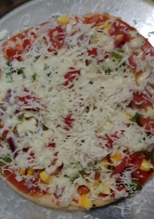 વેજીટેબલ પીઝા (Vegetable Pizza Recipe in Gujarati) રેસીપી મુખ્ય ફોટો