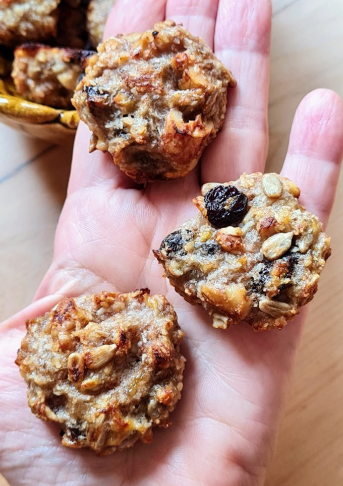 Una foto de Galletas de banana madura y coco con frutos secos, deshidratados y semillas