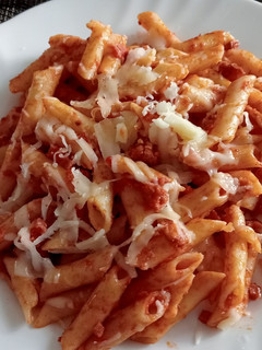 Una foto de Macarrones con chorizo y jamón