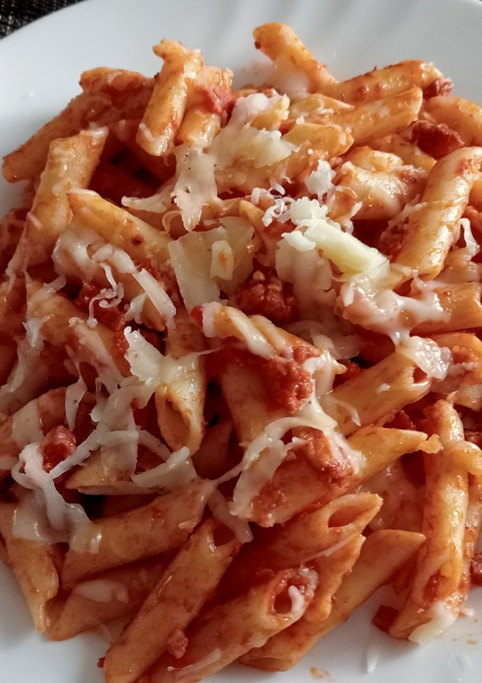 Una foto de Macarrones con chorizo y jamón