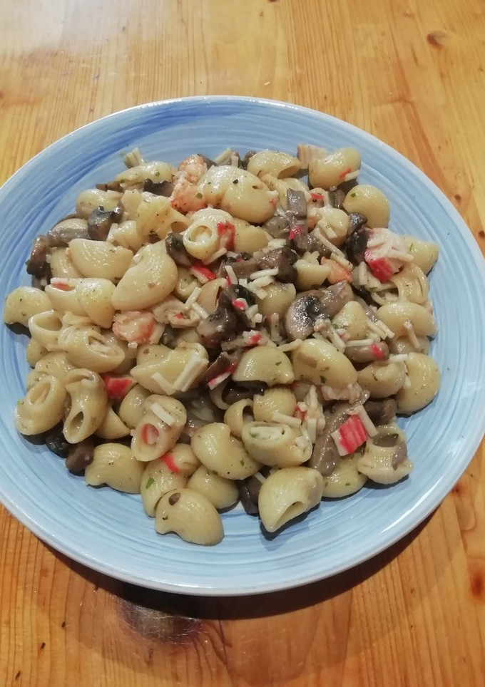 Una foto de Pasta con setas, langostinos y surimi