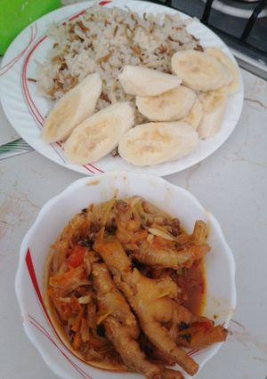 Una foto de Paticas de menudencias plato con 5000k