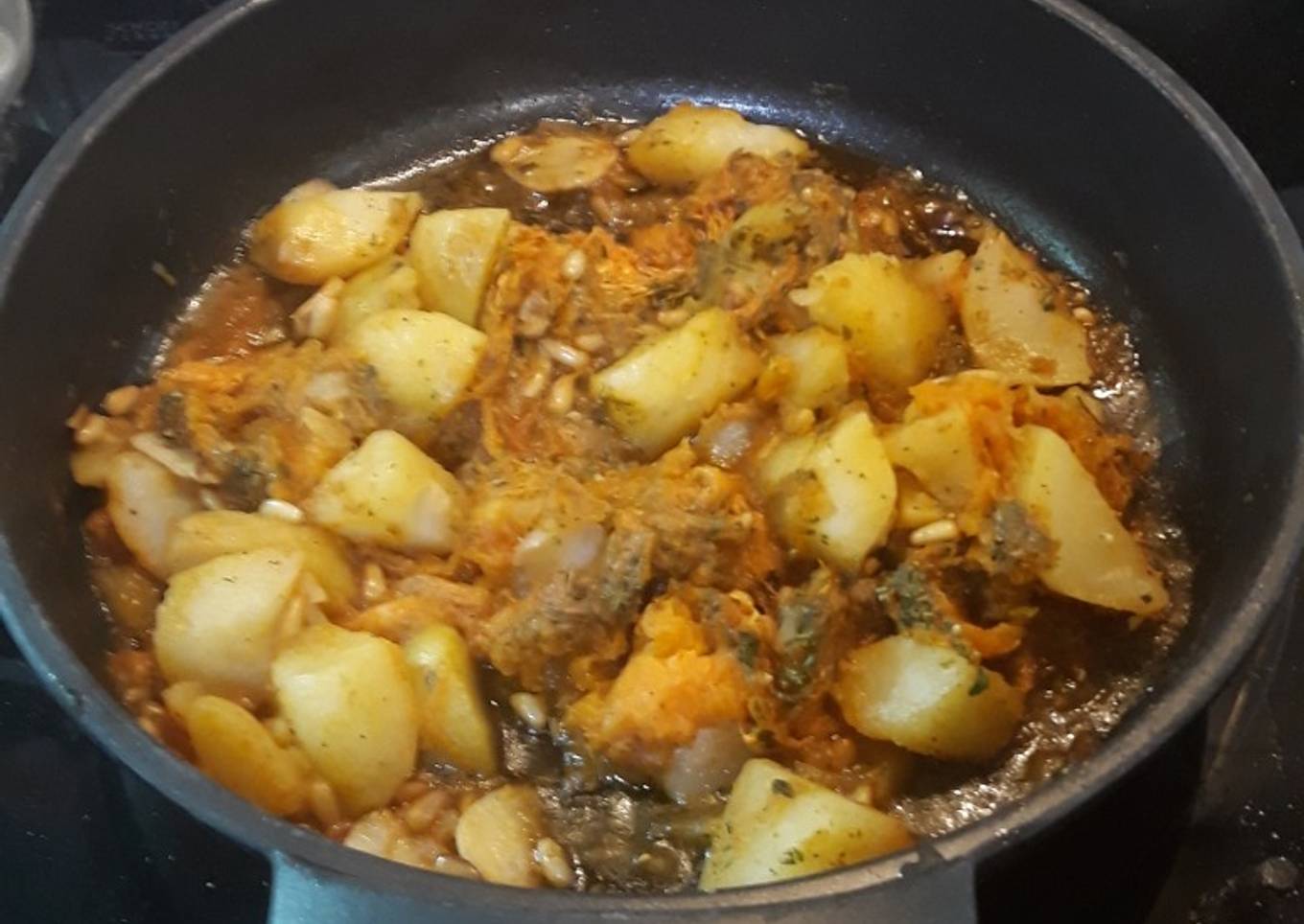 Calabaza roja con patata, ajos y piñones