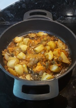 Una foto de Calabaza roja con patata, ajos y piñones