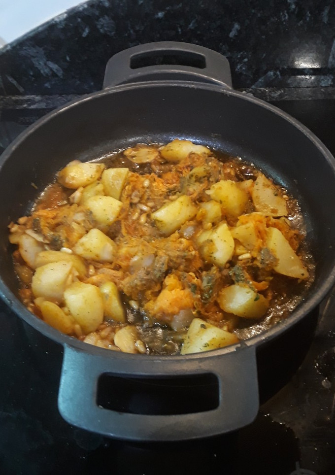 Una foto de Calabaza roja con patata, ajos y piñones