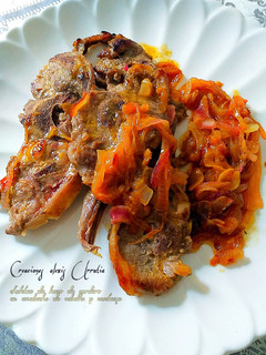 Una foto de Chuletas de lomo de cordero en escabeche de mostaza y cebolla