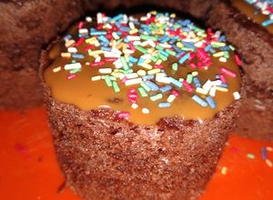 Una foto de Cupcakes de chocolate fácil 🍫🧁sin moldes con lata reciclada😜