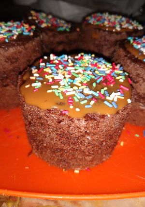 Una foto de Cupcakes de chocolate fácil 🍫🧁sin moldes con lata reciclada😜