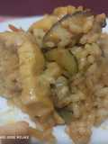 Arroz frito con pollo, verduras y curry amarillo