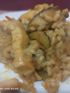 Una foto de Arroz frito con pollo, verduras y curry amarillo