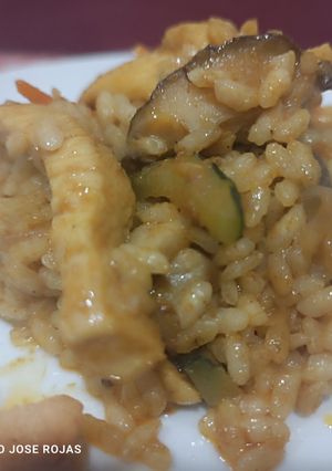 Una foto de Arroz frito con pollo, verduras y curry amarillo