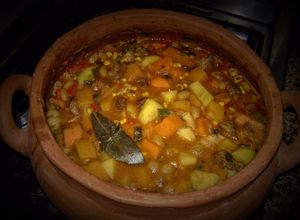 Una foto de Guisado campero en olla de barro 🍲
