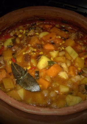 Una foto de Guisado campero en olla de barro 🍲