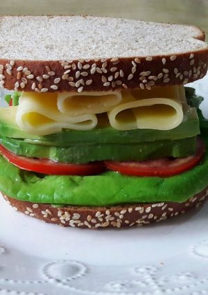 Una foto de Sándwich Saludable con Vegetales y queso🍔