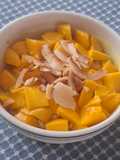 Avena dorada con mango y coco