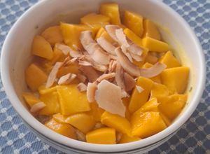 Una foto de Avena dorada con mango y coco