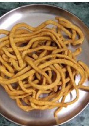 होम मेड बेसन के सेव (Homemade besan ke sev recipe in hindi) रेसिपी मुख्य फोटो