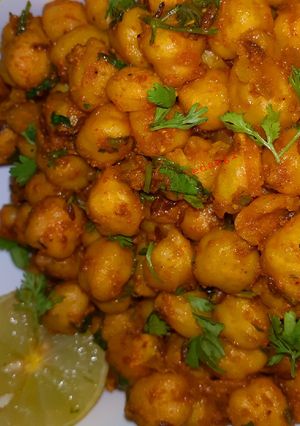 A picture of Chatpate Chole (Kabuli Chana).