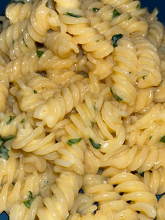 Una foto de Pasta al ajo y perejil