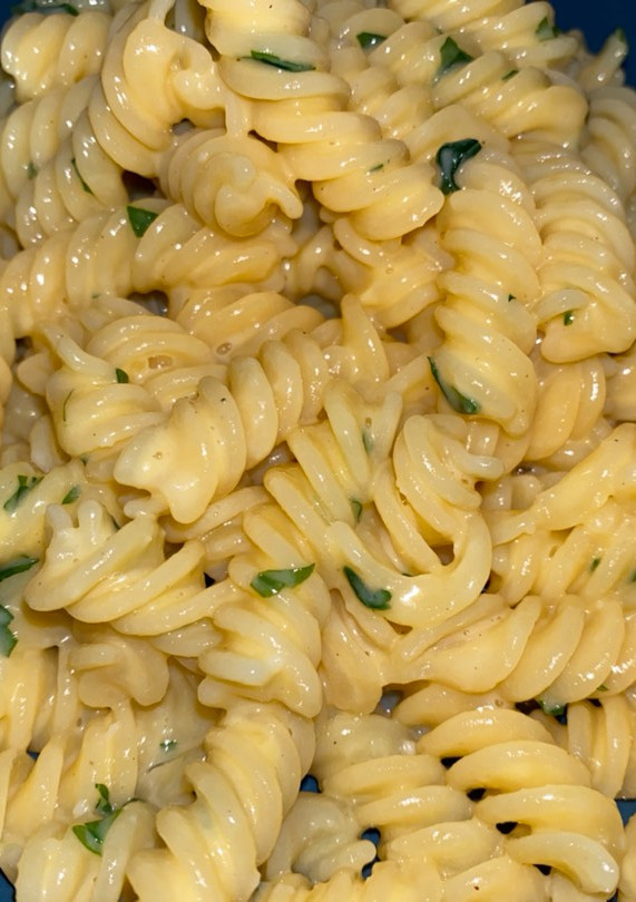 Una foto de Pasta al ajo y perejil
