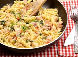 Spenótos-tejszínes-baconos tészta recept fotója