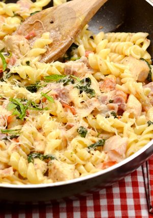 Spenótos-tejszínes-baconos tészta recept fotója