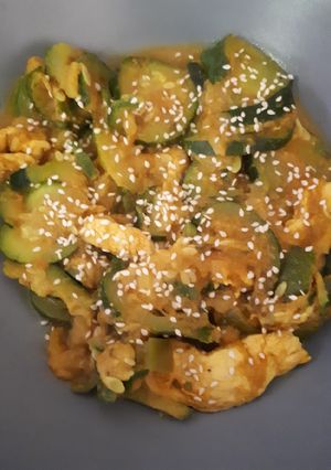 Une photo de Curry de courgettes et blanc de poulet