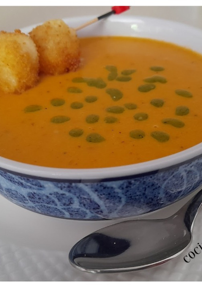 Una foto de Crema de tomate -con mozzarella frita y pesto-